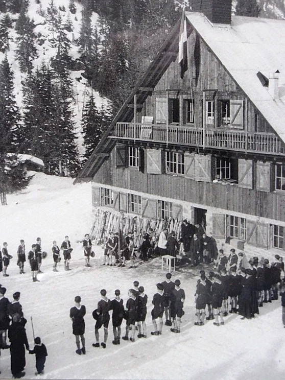 Devant le premier chalet – Années 30