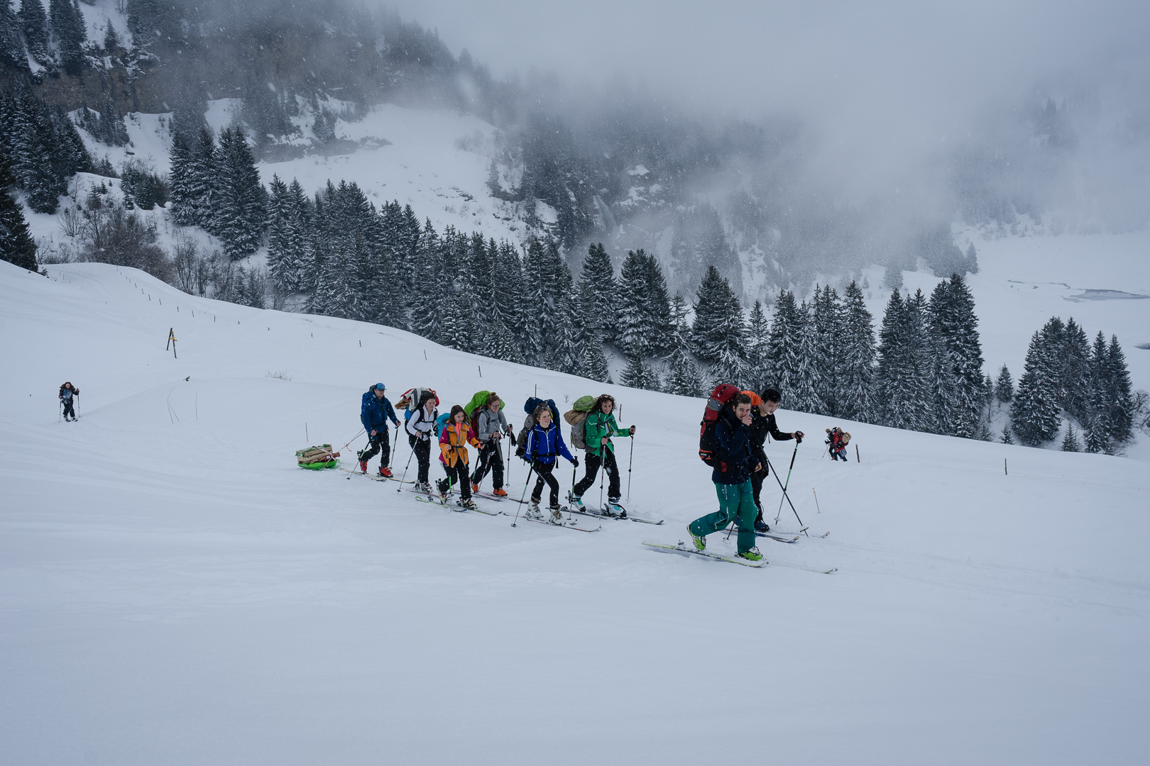 Montée du premier jour au chalet chargé pour la semaine – Séjour Jeunes 2019